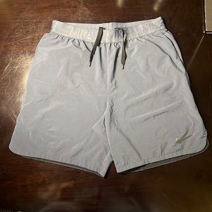 Men’s Large Nike Shorts. Scalloped vents. Internal drawstrings